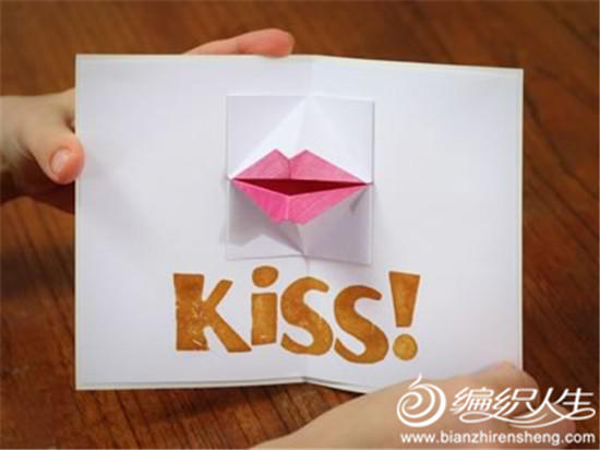 2origami-valentine-kissing-lips-card-front (2).jpg