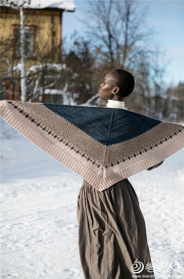 Älv（设计by： Fiber Tales）灵感来自瑞典传统布胡斯编织女士棒针拼色三角披肩