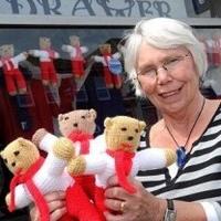 普利茅斯老奶奶为慈善编织100个世界杯小熊