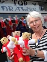 普利茅斯老奶奶为慈善编织100个世界杯小熊