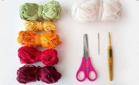 首先我们要准备好编织工具：剪刀一把、各色编织毛线若干，钩针一根还有缝衣针一枚。