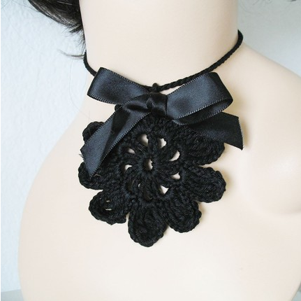 七、黑色蝴蝶结搭黑色编织花纹，让我们感受到一种叫魅力的东西；