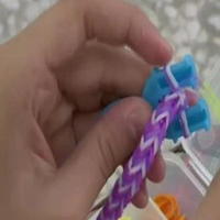 “彩虹编织器”风靡台湾小学 妈妈也跟风