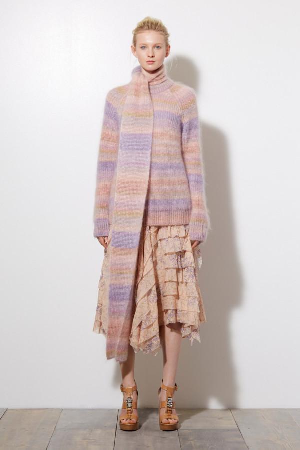 下面这款单色羊毛款的毛衣，搭配夸张的围巾配上过膝不规则蛋糕裙。