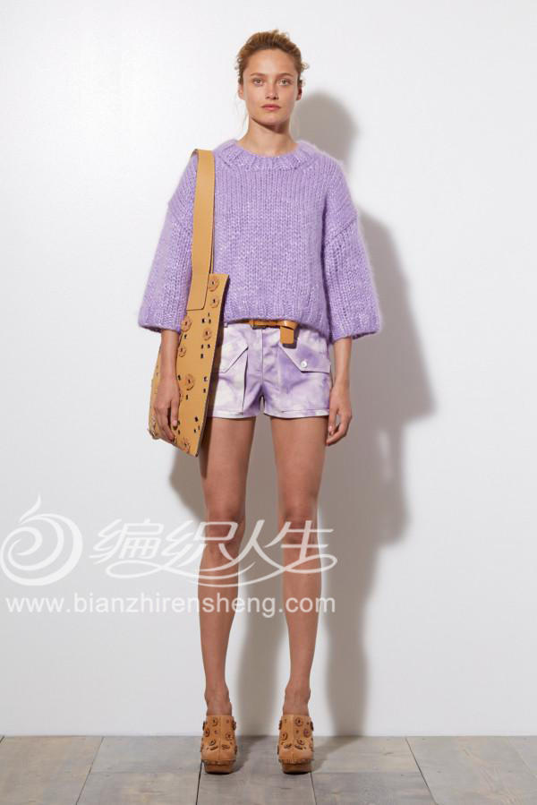 上面这款吸引眼球的羊毛针织衫，淡紫色宽松款，搭配水洗紫色短裤。