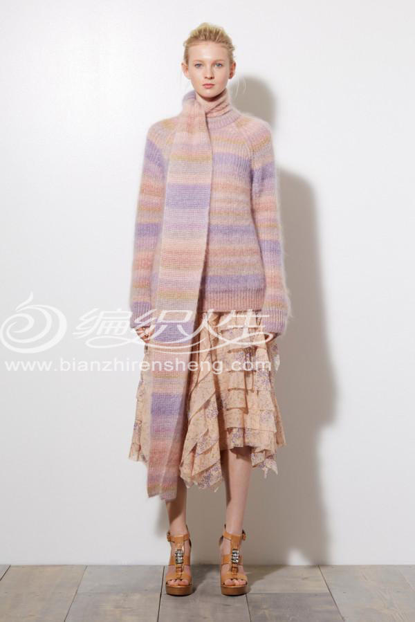下面这款单色羊毛款的毛衣，搭配夸张的围巾配上过膝不规则蛋糕裙。