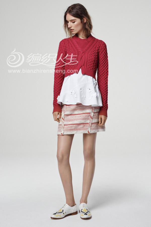 短款红色粗线针织衫可以搭配淡色上衣，加针织短裙。