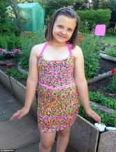 英国11岁女孩爱好编织 90英镑打造塑料绳裙子