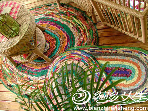 零线编织的地垫也很赞哦！像年轮一般散落在地板的角落里，温馨而美丽。