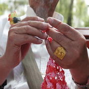 男人愛編織 87歲54歲大老爺們公園鉤花成風(fēng)景