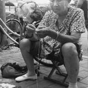 87歲老太太擺攤賣鉤織制品 稱不愁吃穿就圖個(gè)樂(lè)