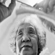 盲人老奶奶織毛活 水平技高一籌