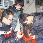 戒網(wǎng)癮、獻(xiàn)愛心 五花八門大學(xué)男生玩編織