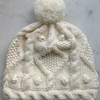 甜美奶白色棒针编织毛球帽