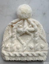 甜美奶白色棒针编织毛球帽