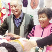 56年相伴相隨老夫妻退休后開(kāi)毛線店