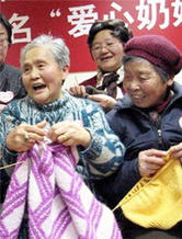 南京奶奶团多年织毛衣关爱孤儿
