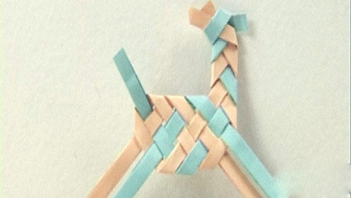 折纸大全:四根纸条编小鹿教程