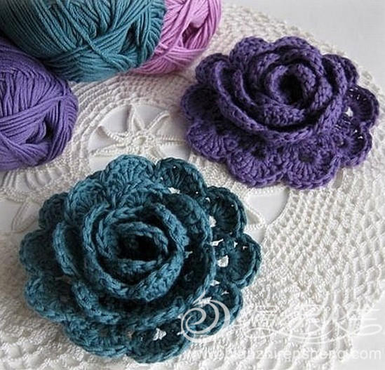 这样一朵可爱的花儿编织起来也很容易，可做头花也可做胸花，编织一朵作为帽子上的装饰也是极好的。