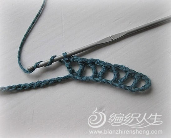 5个辫子为立针，再编织一个长针，隔一个辫子针编织第二个v型花样，v型花样都是一长针隔两个编织，再一个长针编织的。