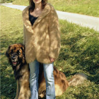 法国养狗人士收集爱犬毛发织毛衣
