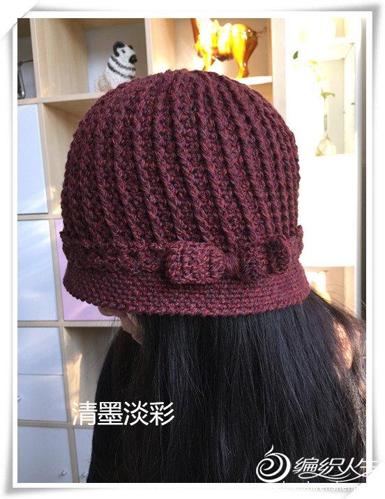 答:爱尔兰蕾丝钩针的早期发展可说是家庭手工业兴旺时期的重要推手,特别是在爱尔兰与法国北部某些传统农耕或畜牧产业被战争、土地变更改变的地区。另外也跟中产阶级的兴起息息相关,他们是家庭手工钩针编织的大买家之一,加以钩针编织易学易懂,在...