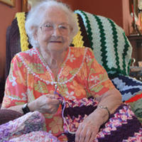 快乐生活秘诀 美国96岁老人钩编毯子为慈善