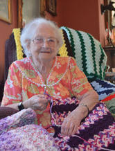 快乐生活秘诀 美国96岁老人钩编毯子为慈善