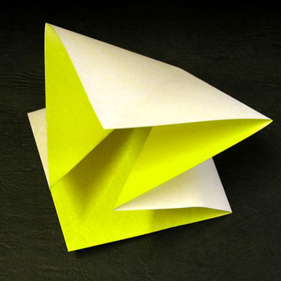 第二步:根据第一步的折痕,折成一个双正方形.