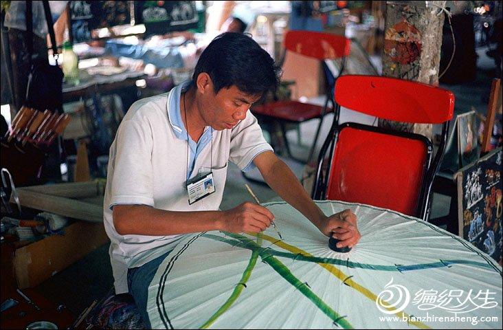 泰国传统制伞手工艺 独一无二的手工彩绘伞