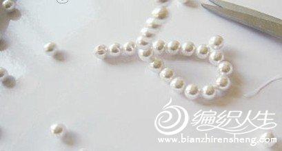 手工DIY布艺珍珠项链的过程