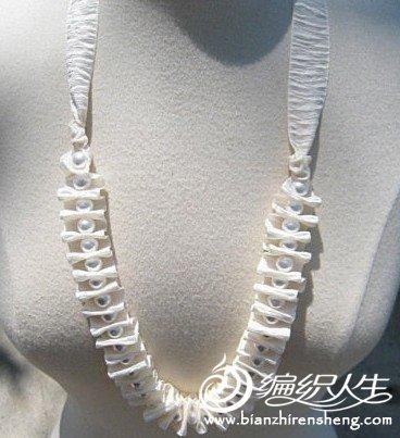 手工DIY布艺珍珠项链的过程