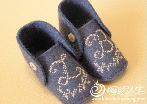 不织布与单色十字绣制作的婴儿鞋装饰品
