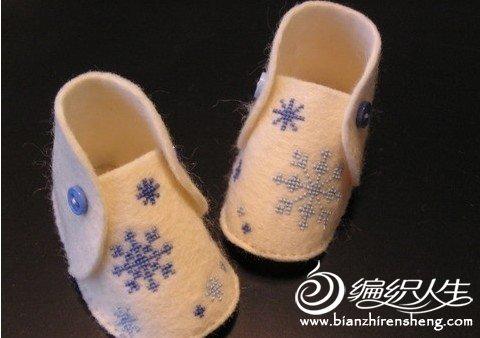 不织布与单色十字绣制作的婴儿鞋装饰品