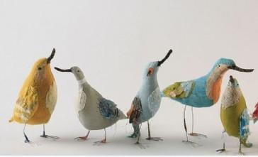 英国女孩用碎布手工制作栩栩如生的小鸟