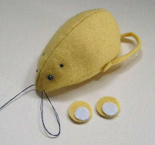 手工布艺制作可爱的老鼠玩偶