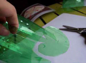 废物利用之用雪碧瓶制作美丽花瓶的过程