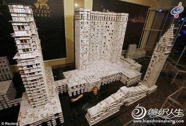 手工小制作 牛人用扑克堆出世界最大纸艺建筑