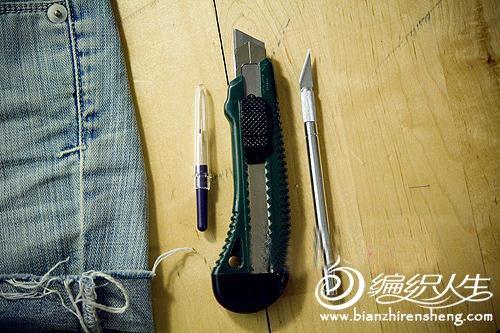 手工达人用旧牛仔裤DIY朋克短裤的过程