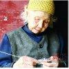喜欢织毛衣，湖南110岁老人居然还玩编织