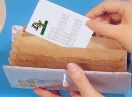 废物利用小制作 用购物袋制作使用卡片夹教程
