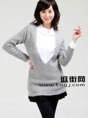 穿大V领 女人味十足