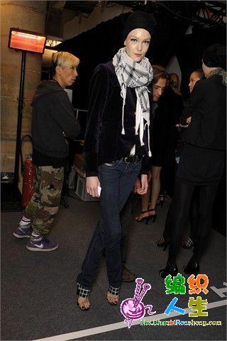 名模人手一条的三角巾