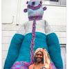 非洲大妈编织3.8米的巨型娃娃进行募捐