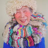 93岁奶奶做模特卖萌秀孙女的多彩编织物