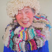 93歲奶奶做模特賣(mài)萌秀孫女的多彩編織物