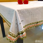 巧加精致典雅鉤針蕾絲邊的白色臺布