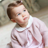 英国夏洛特公主周岁写真萌照 粉蓝洋装外搭毛线小开衫