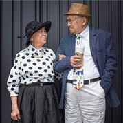 “高級(jí)成衣定制服裝秀”64年只為一人一針一線的編織