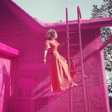 艺术家Olek用粉色毛线包裹整栋房屋